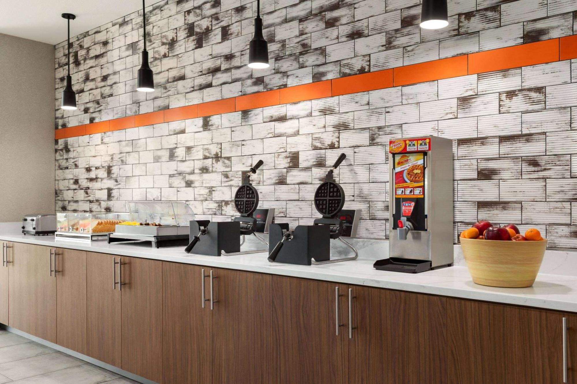 La Quinta Inn & Suites By Wyndham Austin South 외부 사진